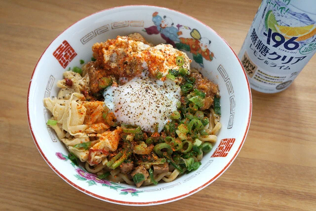 ファミマ限定「すず鬼監修 スタ満まぜそば」が驚きのクオリティ。トッピングマシマシで食らう!:パリッコ『今週のハマりめし』第239回